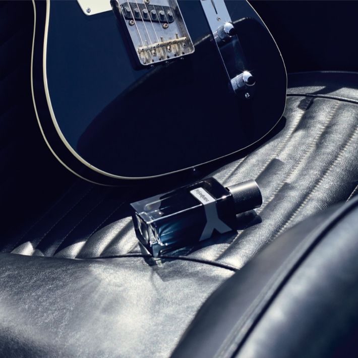 y-homme-eau-de-parfum-visuel-du-parfum-ysl-avec-guitare-sur-siege